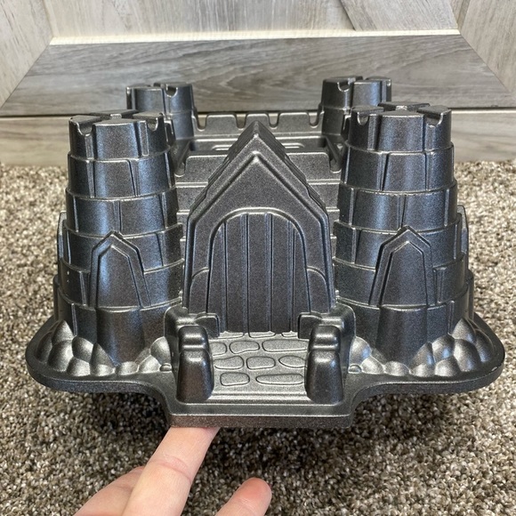Nordic Ware Pro Cast Castle Bundt Pan - Picture 3 of 10